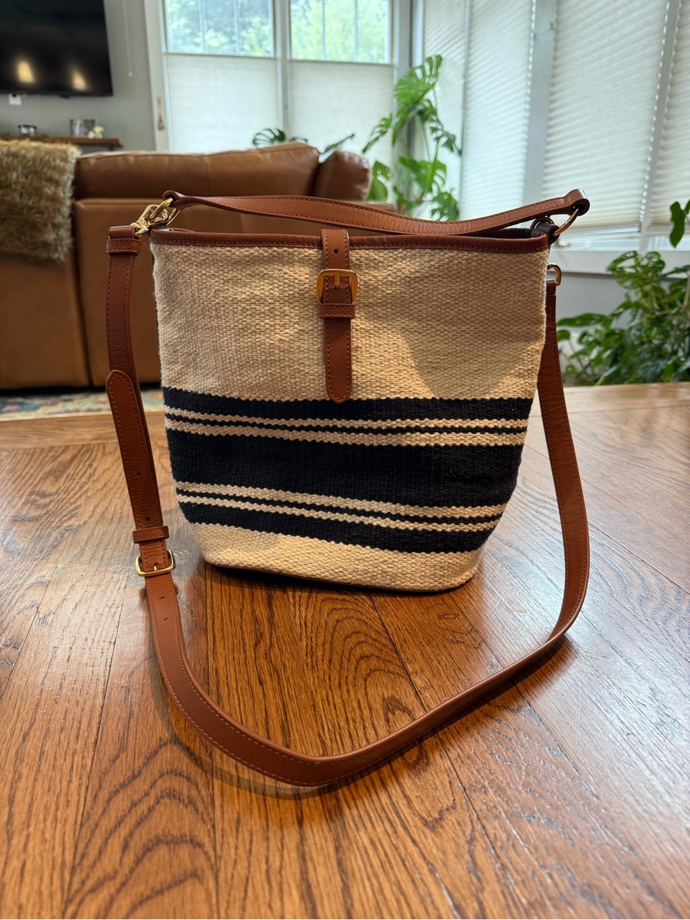 Vineyard Vines Bucket Bag Navy and Cream Woven Bucket Shoulder Bag with Tan Trim